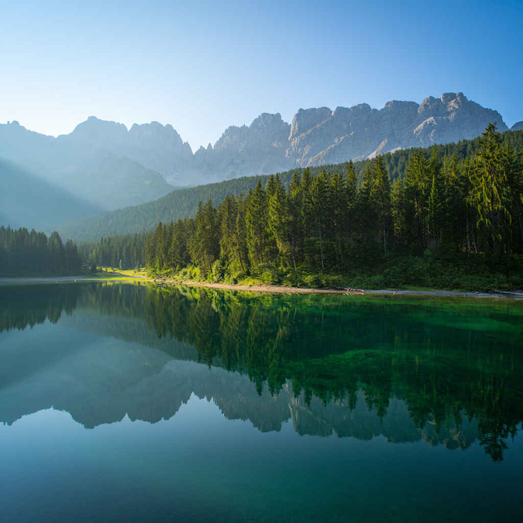 Bayerische Alpen mit See und Spiegelung — stille Berglandschaft