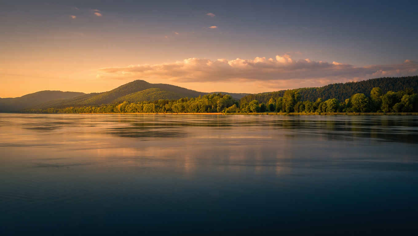 Deutsche Flusslandschaft bei goldenem Sonnenuntergang — Einladung zur Reise
