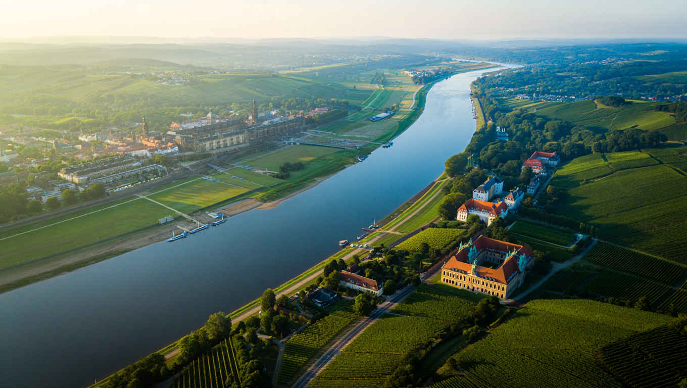Elbtal bei Dresden — malerische Flusslandschaft mit Weinbergen und Schlössern