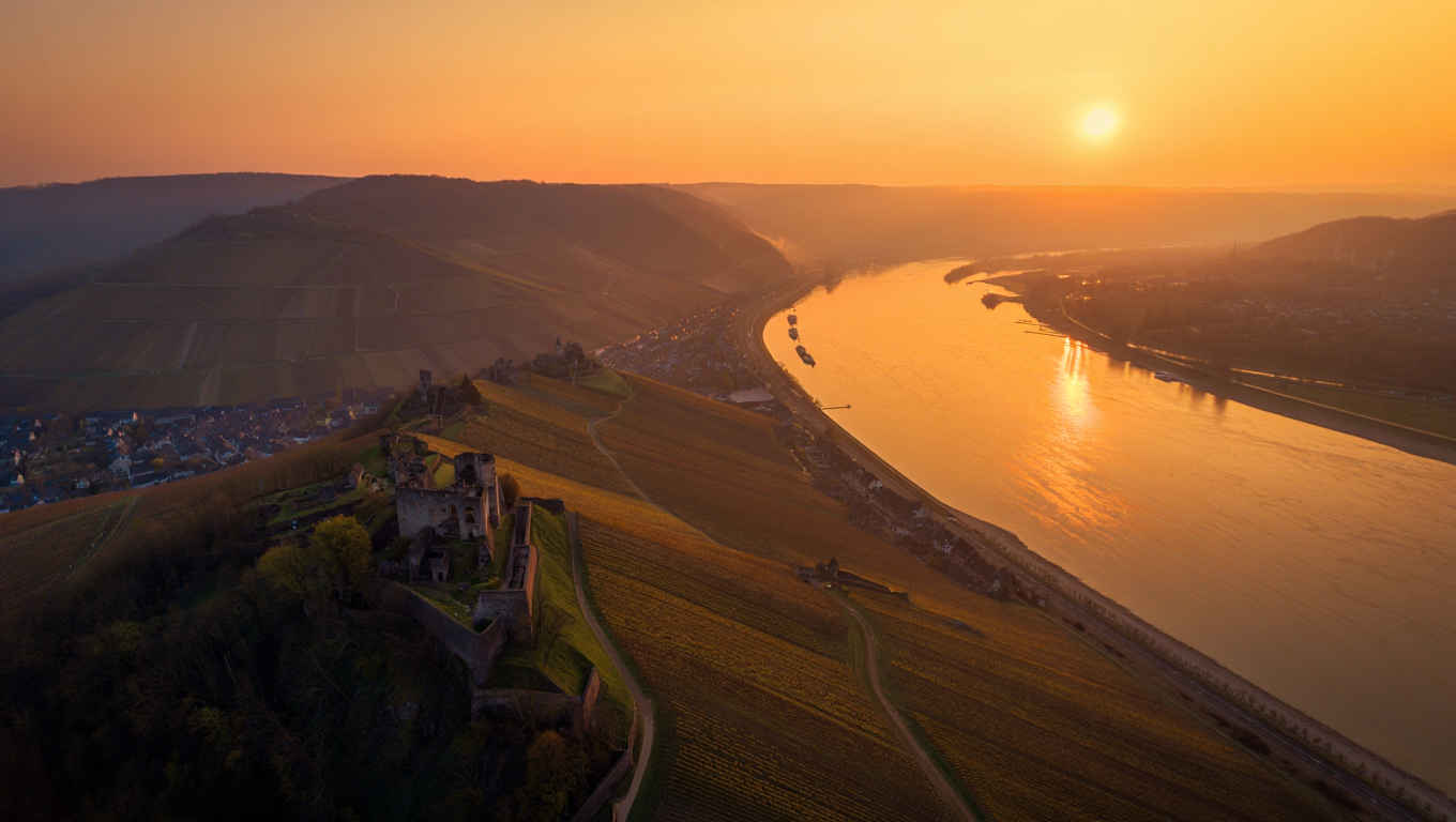 Rheintal Panorama bei Sonnenuntergang — Premium Reiseerlebnisse in Deutschland