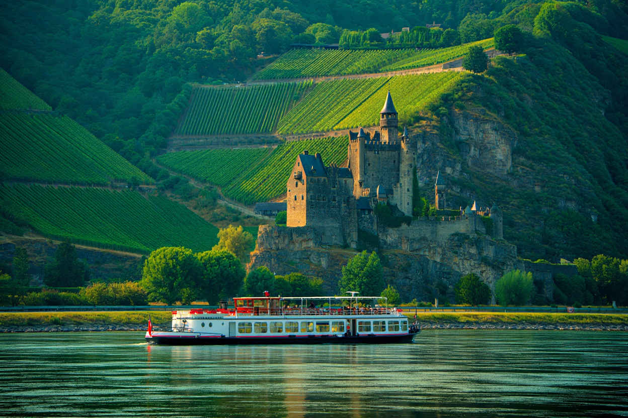 Rheintal mit Burg Rheinfels — klassische Flussroute durch Deutschland